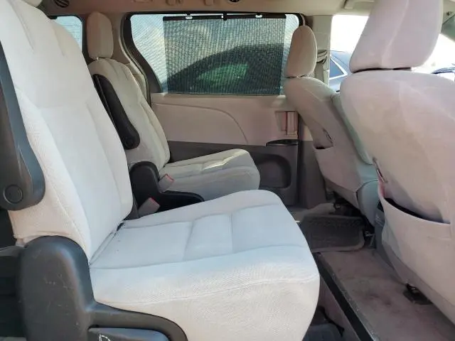 2017 TOYOTA SIENNA LE  