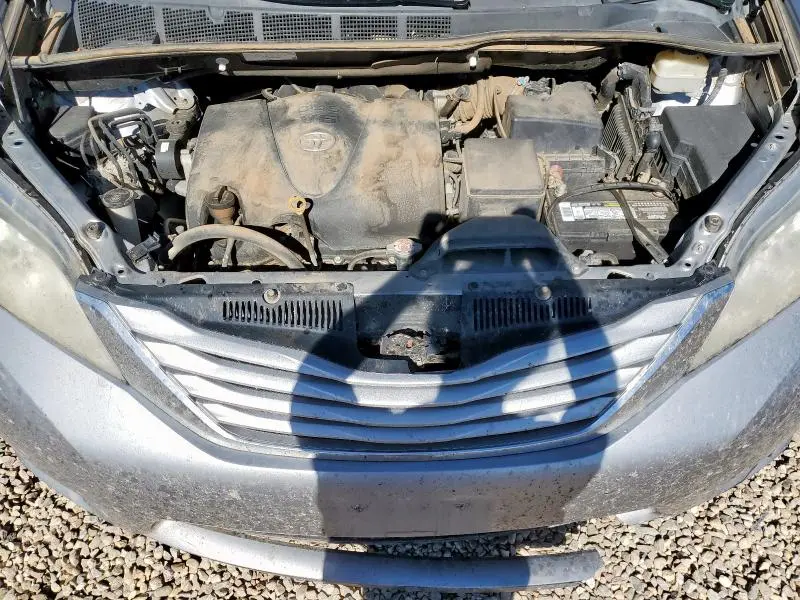 2017 TOYOTA SIENNA LE  