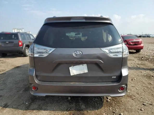 2017 TOYOTA SIENNA SE  
