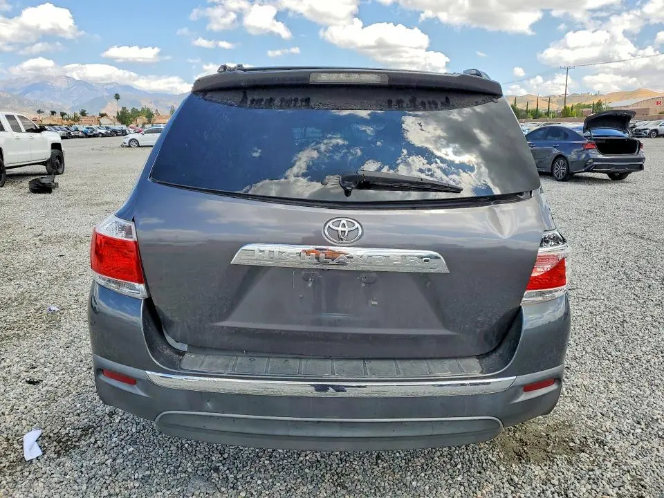 2012 TOYOTA HIGHLANDER SE  