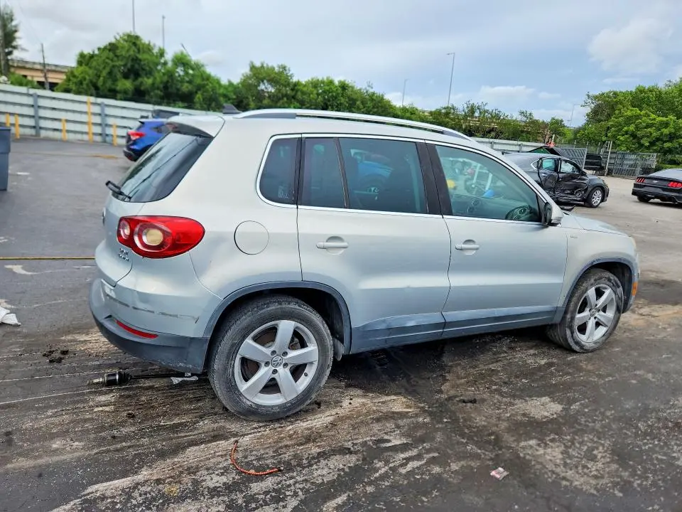 2010 VOLKSWAGEN TIGUAN SE  