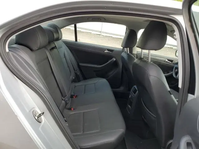 2011 VOLKSWAGEN JETTA SE  