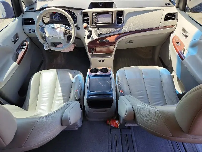 2014 TOYOTA SIENNA XLE 8-PASSENGER  