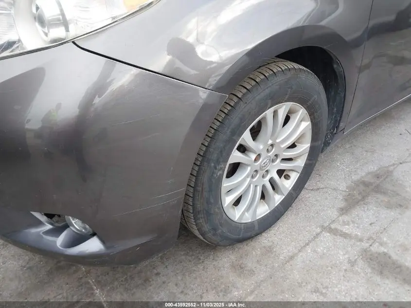 2015 TOYOTA SIENNA XLE 8 PASSENGER