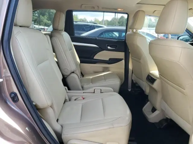 2018 TOYOTA HIGHLANDER SE  