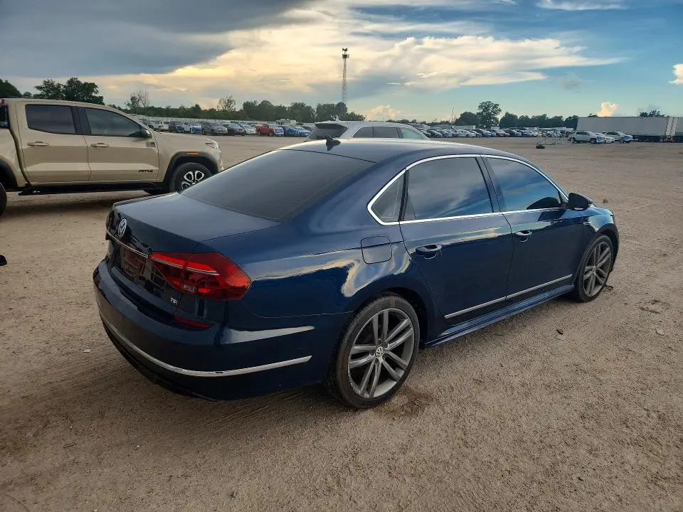 2019 VOLKSWAGEN PASSAT SE R-LINE  