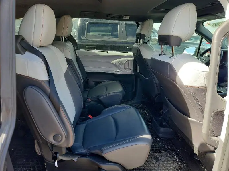 2022 TOYOTA SIENNA LE  