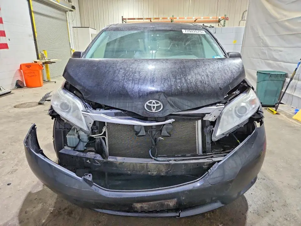 2017 TOYOTA SIENNA XLE  