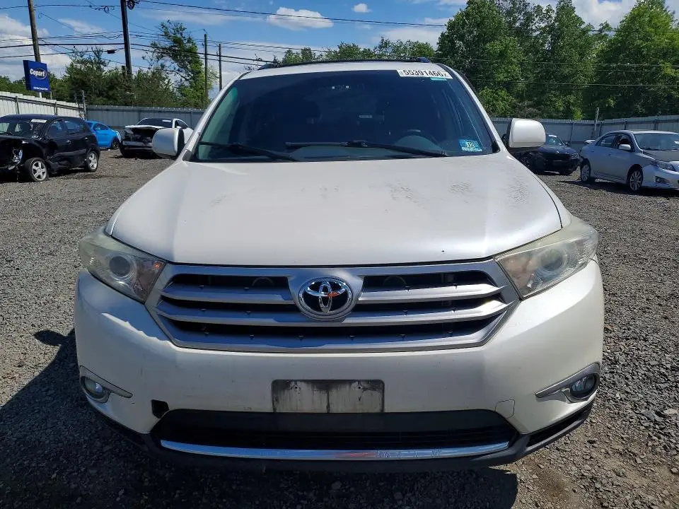 2013 TOYOTA HIGHLANDER SE  