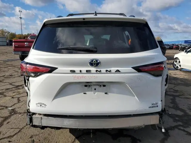 2022 TOYOTA SIENNA XSE  
