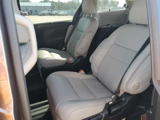 2015 TOYOTA SIENNA XLE