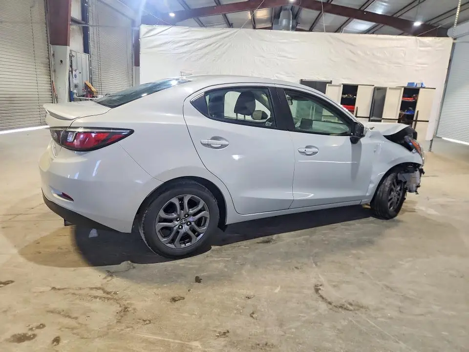 2019 TOYOTA YARIS XLE  