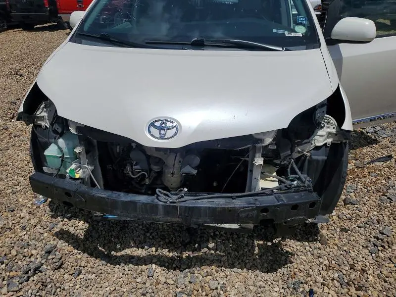 2016 TOYOTA SIENNA XLE 8-PASSENGER  