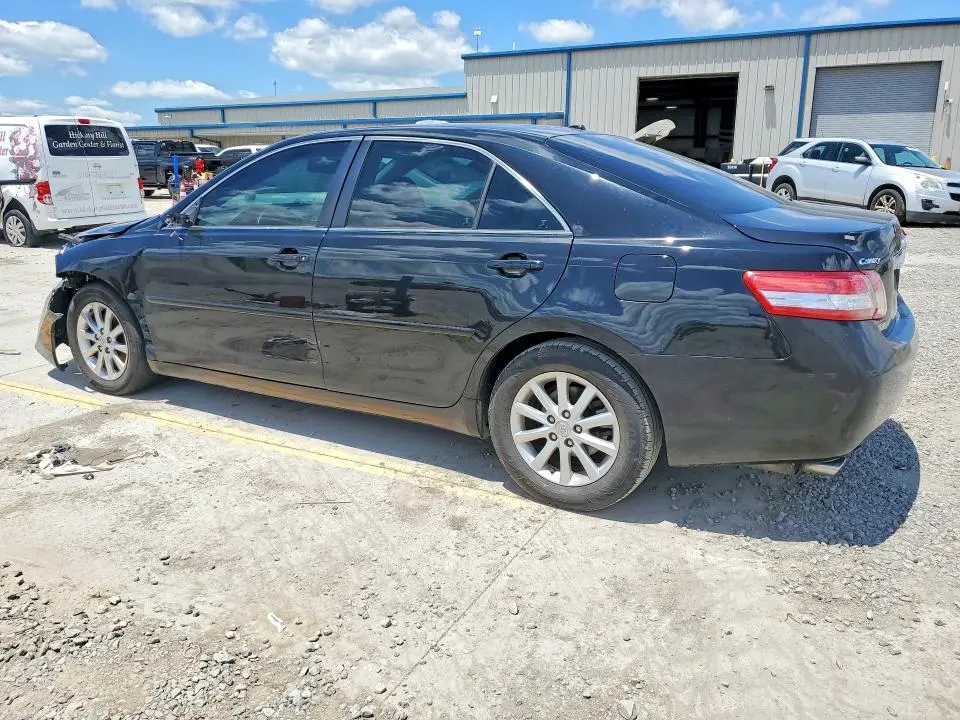 2011 TOYOTA CAMRY XLE V6  