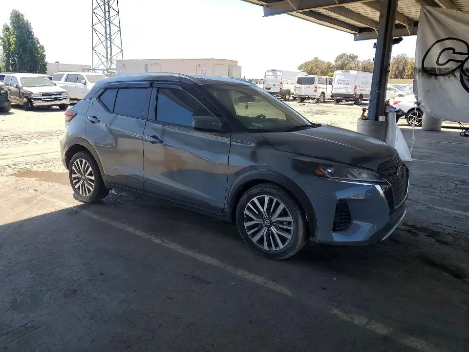 2021 NISSAN KICKS SV  