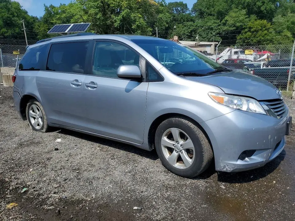2017 TOYOTA SIENNA LE  