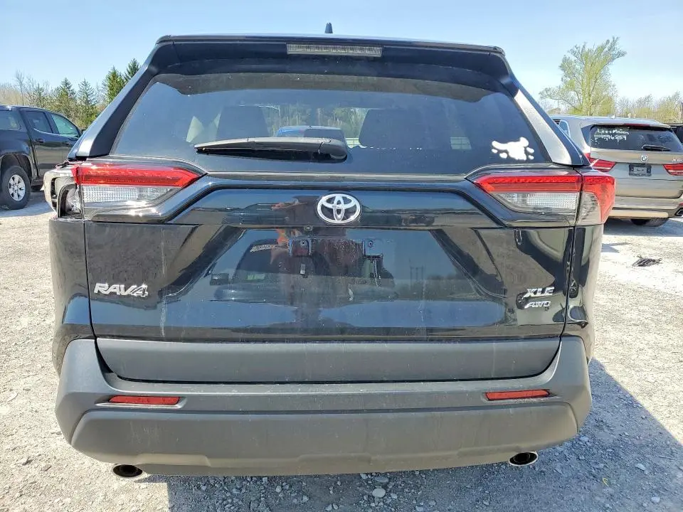 2022 TOYOTA RAV4 XLE  