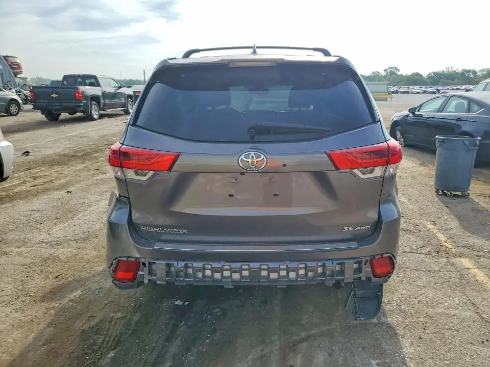 2018 TOYOTA HIGHLANDER SE  