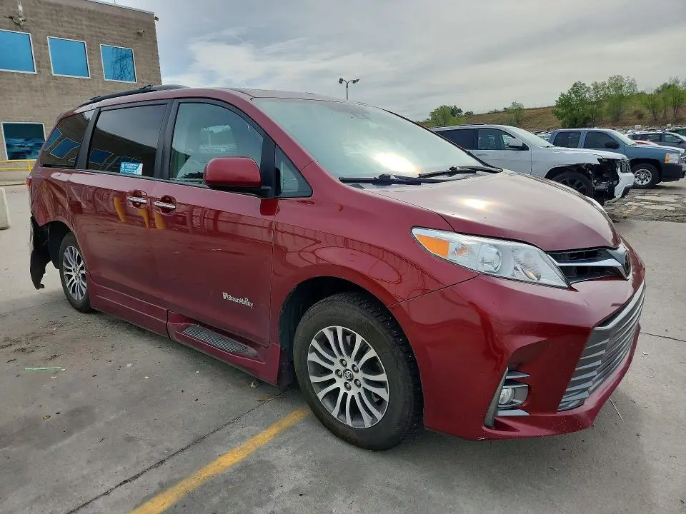 2018 TOYOTA SIENNA XLE 8-PASSENGER  