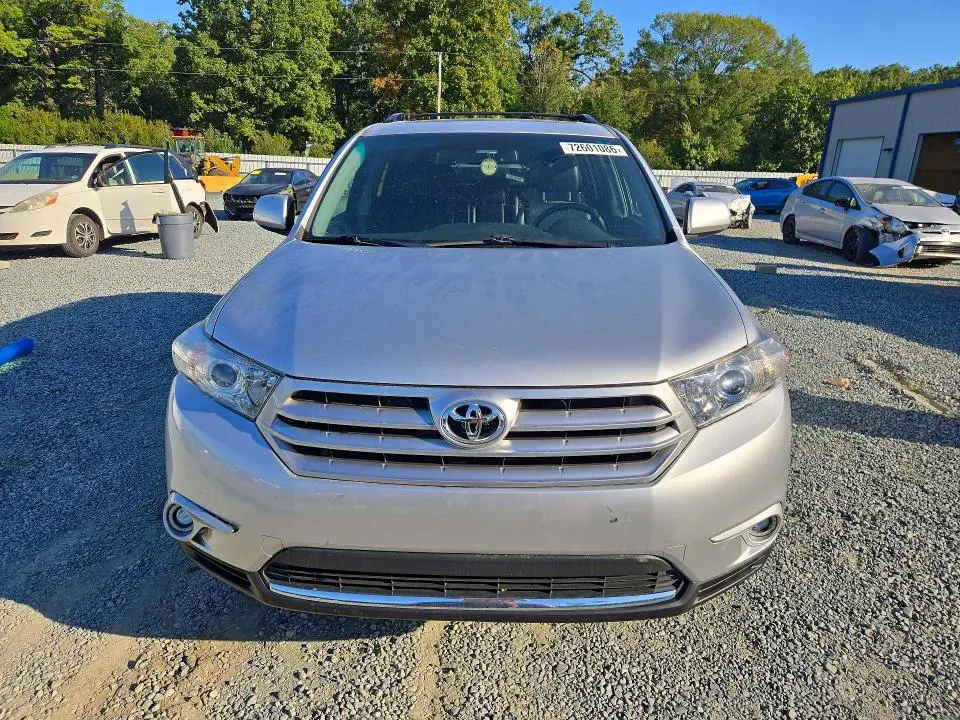 2011 TOYOTA HIGHLANDER SE  