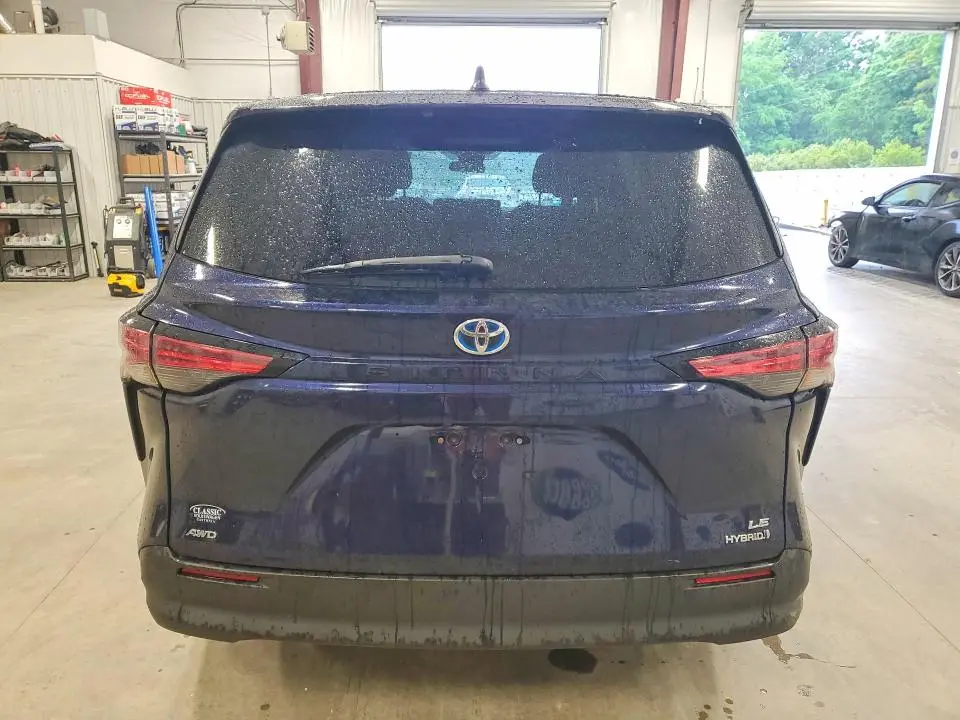 2022 TOYOTA SIENNA LE 8-PASSENGER  