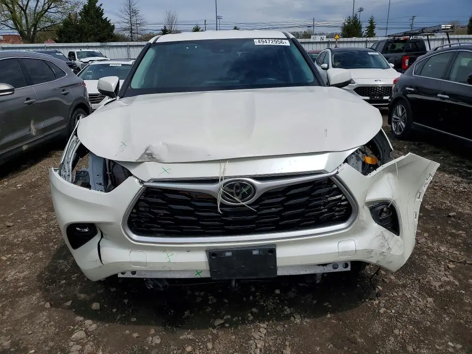2021 TOYOTA HIGHLANDER LE  