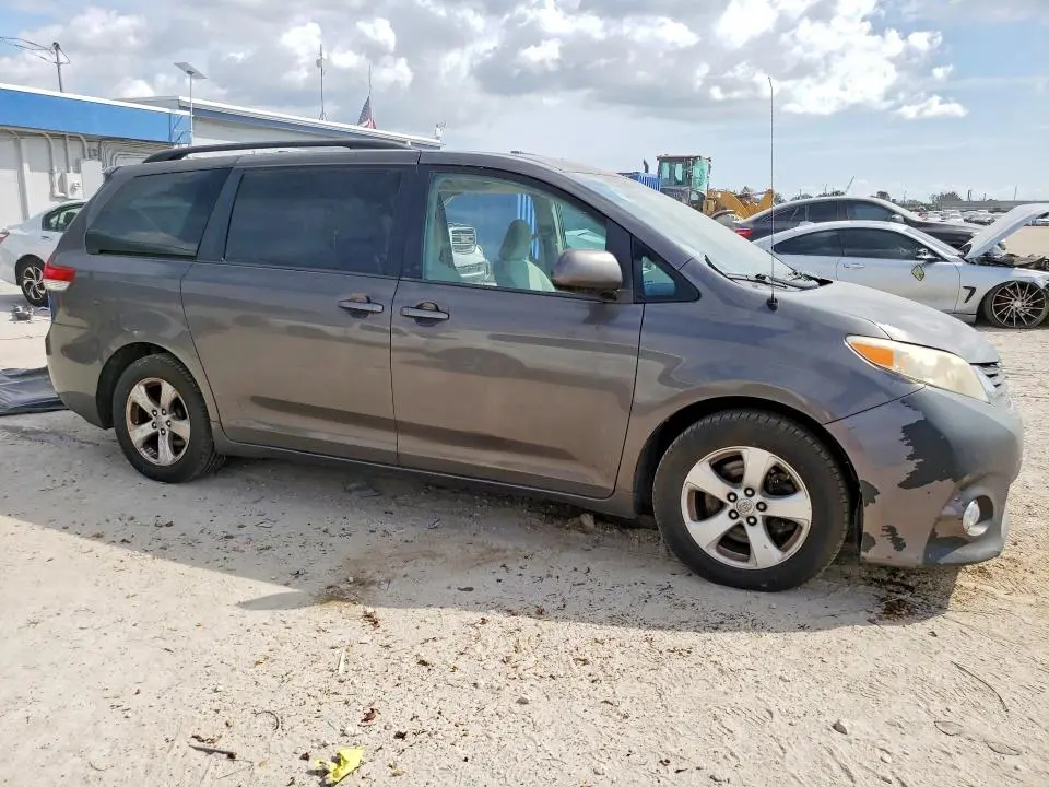 2014 TOYOTA SIENNA LE 8-PASSENGER  
