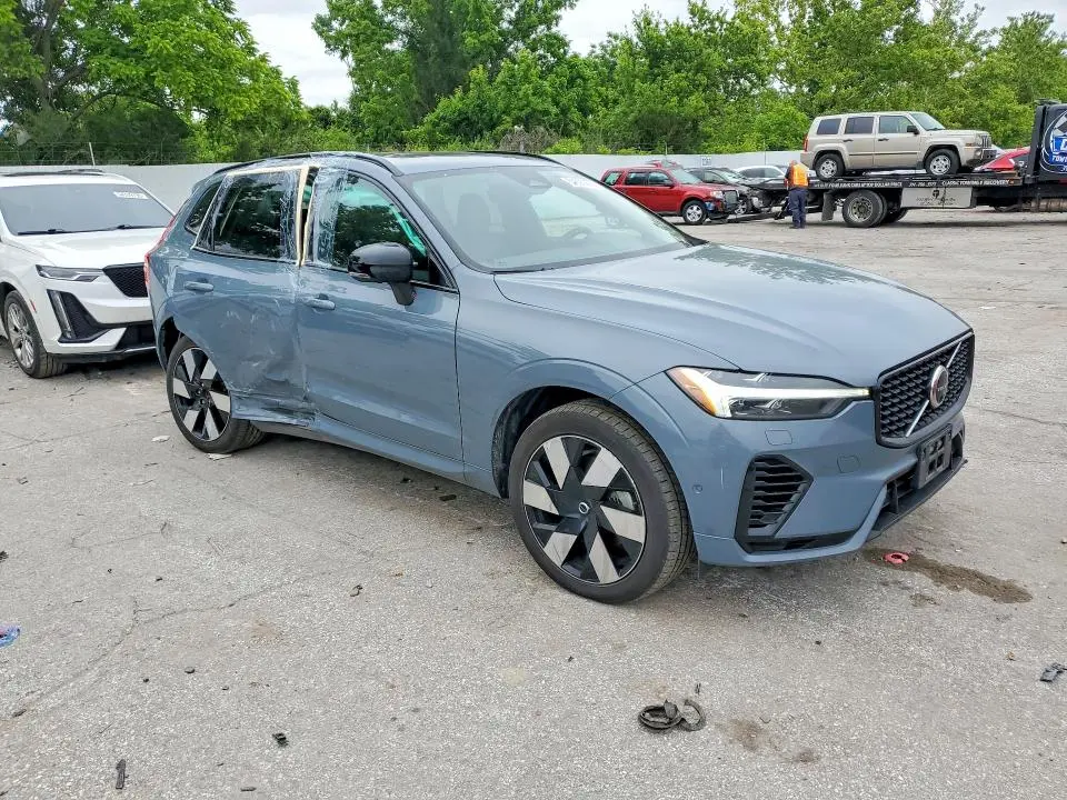 2024 VOLVO XC60 PLUS  