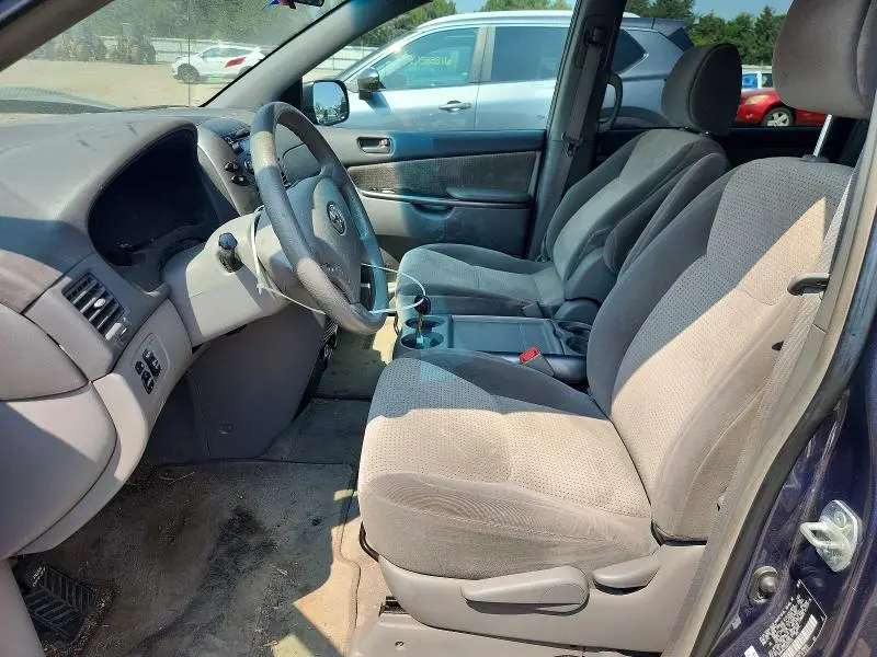 2010 TOYOTA SIENNA LE 8-PASSENGER  