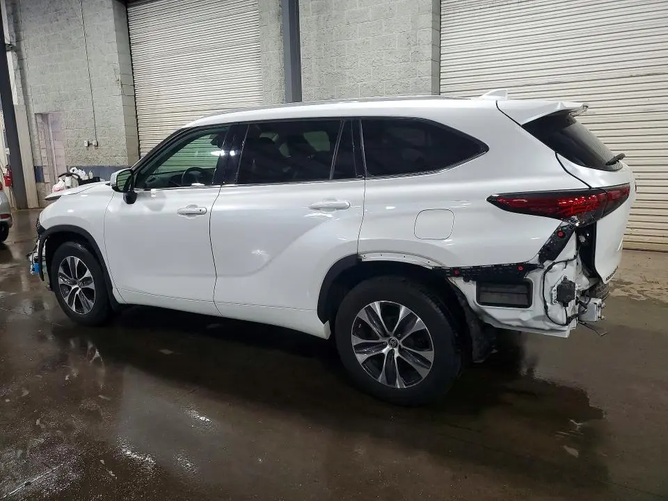 2022 TOYOTA HIGHLANDER XLE  