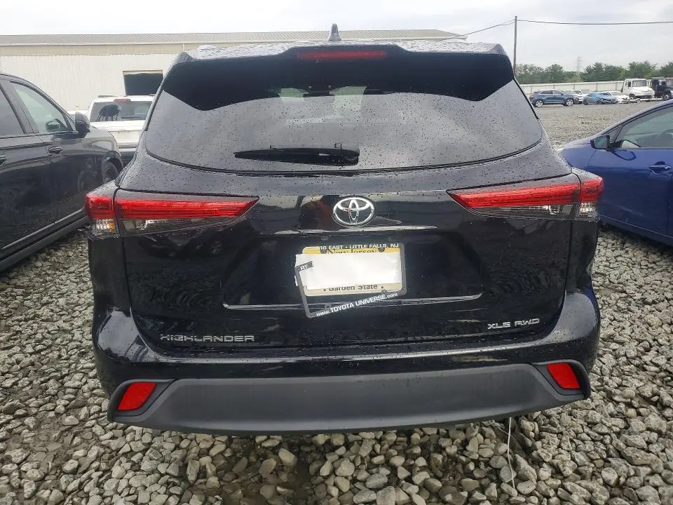 2021 TOYOTA HIGHLANDER XLE  