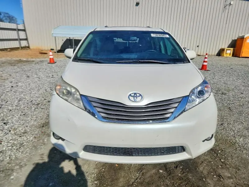 2017 TOYOTA SIENNA   