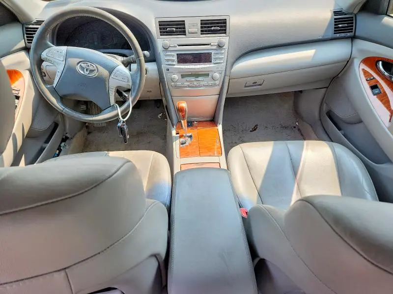 2011 TOYOTA CAMRY XLE V6  
