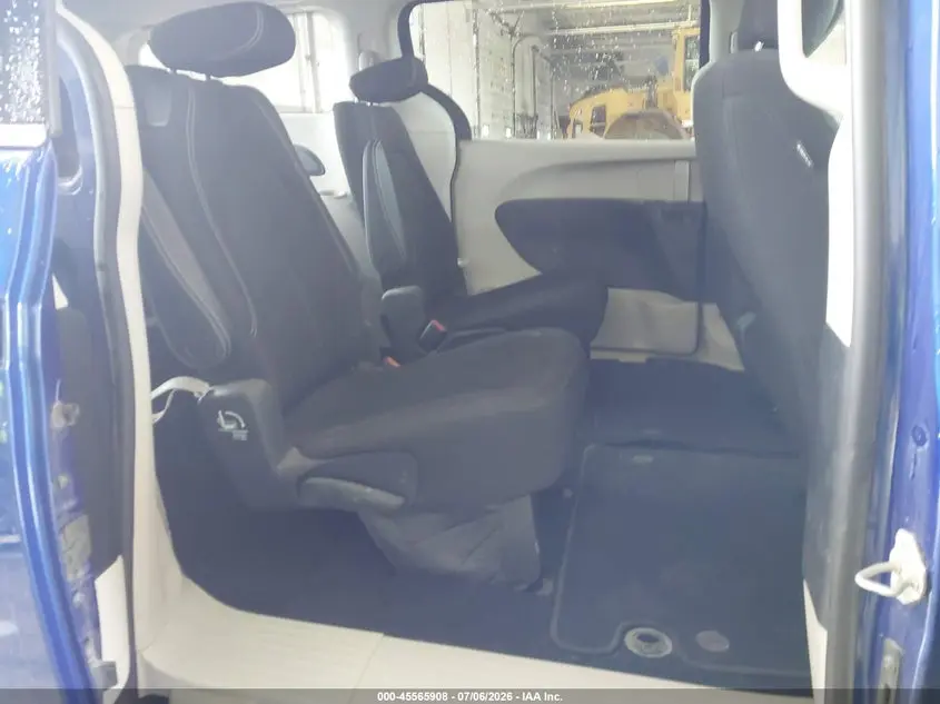 2021 CHRYSLER VOYAGER LX