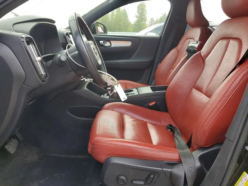 2019 VOLVO XC40 T5 MOMENTUM  