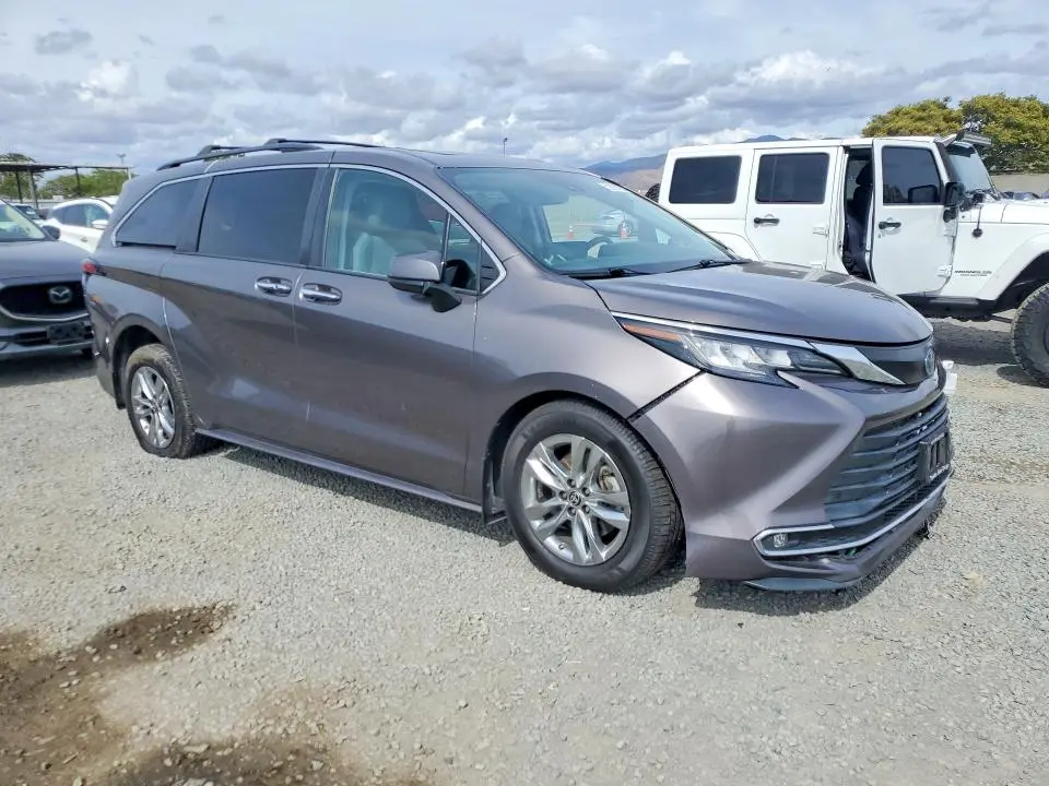 2022 TOYOTA SIENNA XLE  