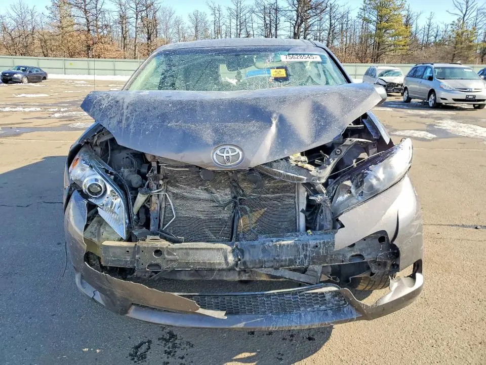 2011 TOYOTA SIENNA LE  