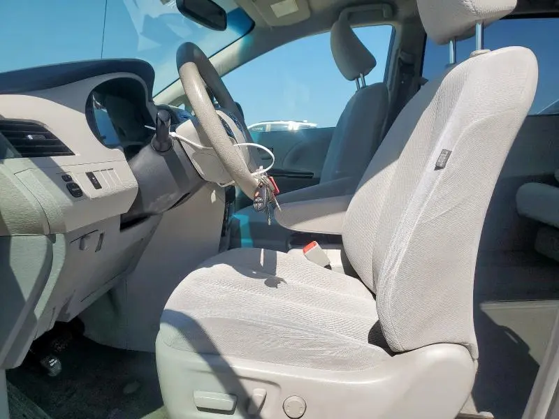 2013 TOYOTA SIENNA LE  