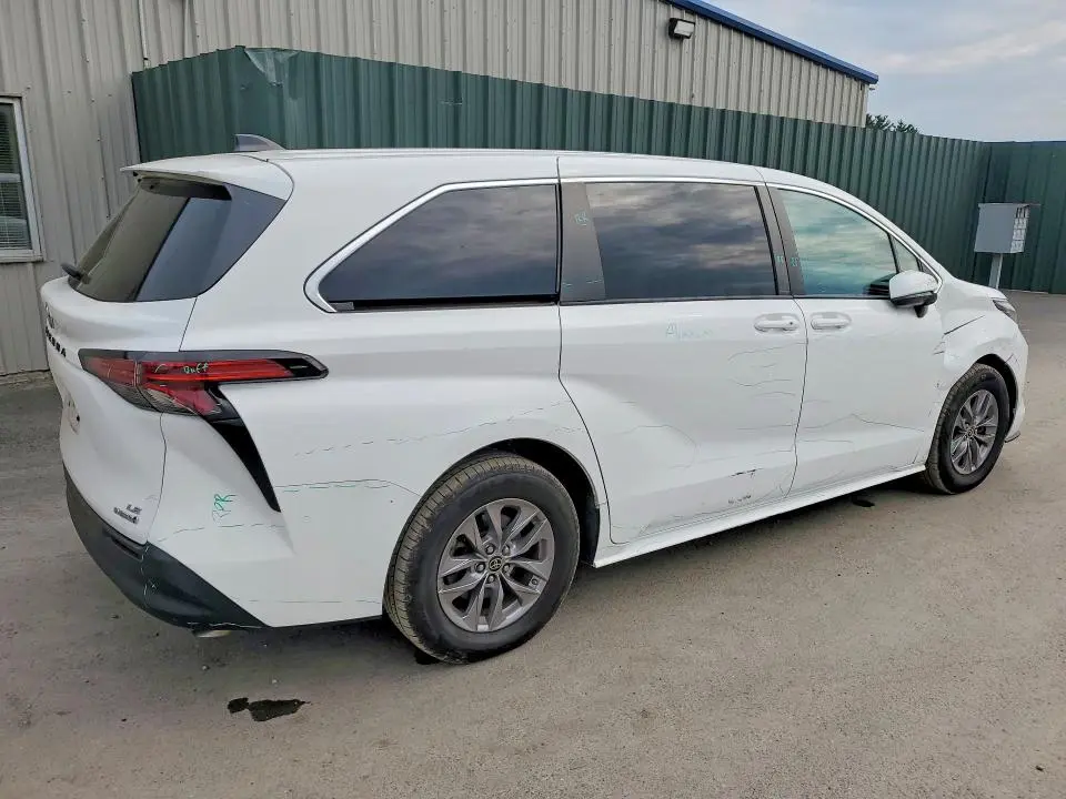 2022 TOYOTA SIENNA LE  