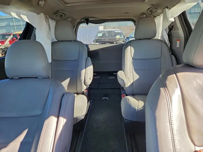 2017 TOYOTA SIENNA XLE  