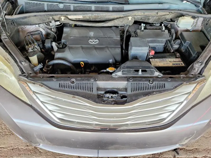 2013 TOYOTA SIENNA LE  