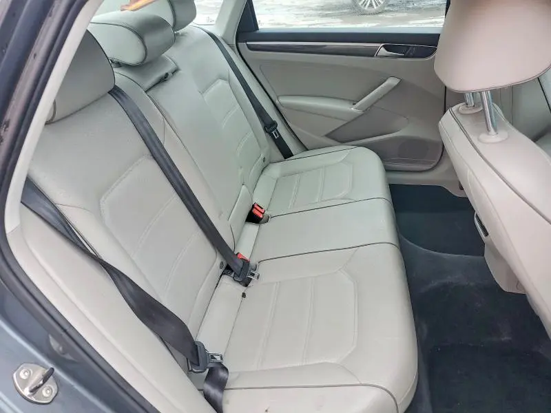 2016 VOLKSWAGEN PASSAT SE  