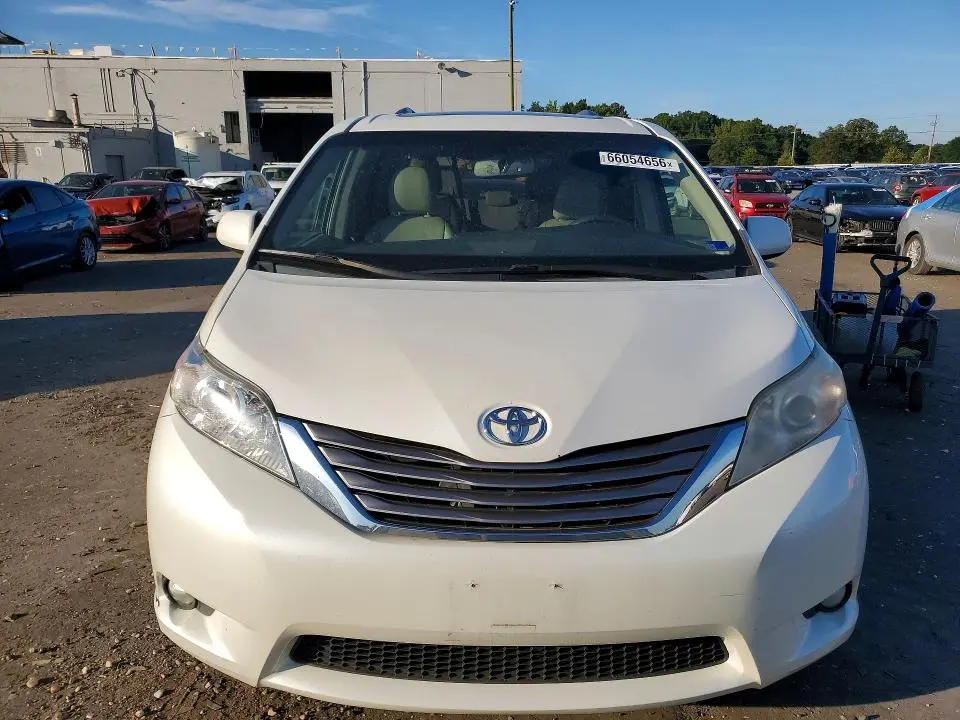 2016 TOYOTA SIENNA XLE PREMIUM 8-PASSENGER  