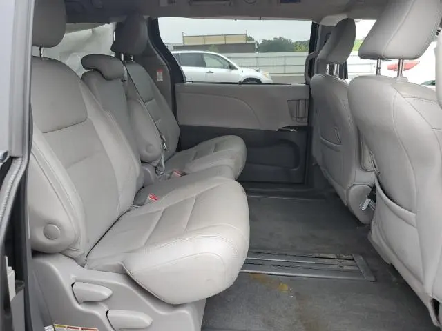 2019 TOYOTA SIENNA XLE  