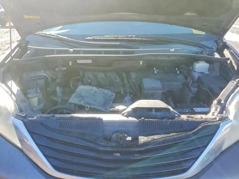 2013 TOYOTA SIENNA LE  