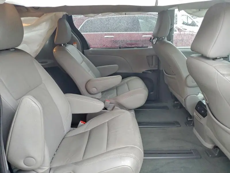 2017 TOYOTA SIENNA XLE  