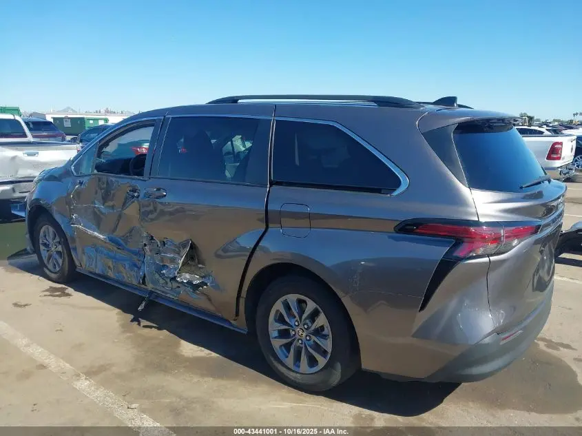2022 TOYOTA SIENNA LE