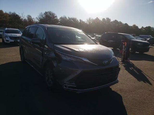 2022 TOYOTA SIENNA XLE