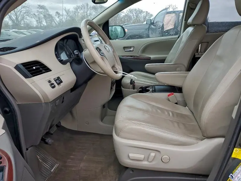 2012 TOYOTA SIENNA XLE  