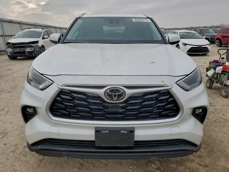 2024 TOYOTA HIGHLANDER LE  